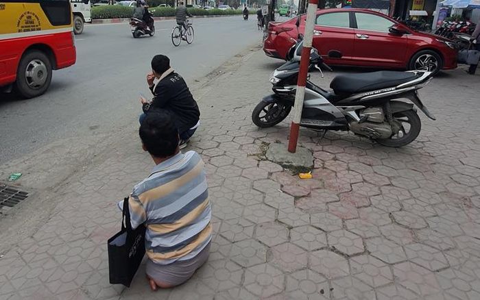 Người đàn ông khuyết tật tứ chi chờ xe buýt nhưng bị từ chối, lý do khiến ai nấy đều phẫn nộ