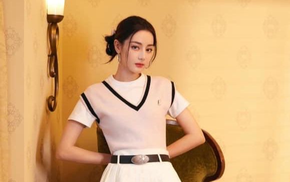 Địch Lệ Nhiệt Ba xuất hiện công khai trước khán giả hậu nghi vấn mang bầu