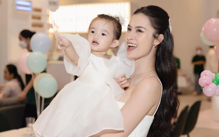 Giao lưu cùng fan sau show diễn, Đông Nhi thay đổi hẳn kể từ khi có bé Winnie