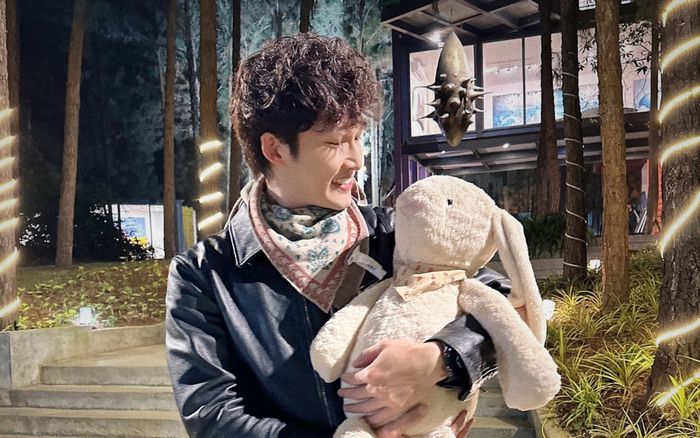 Đình Tú bất ngờ khoe ảnh bồng bế con, tự nhận là bố đơn thân, netizen réo tên Huyền Lizzie