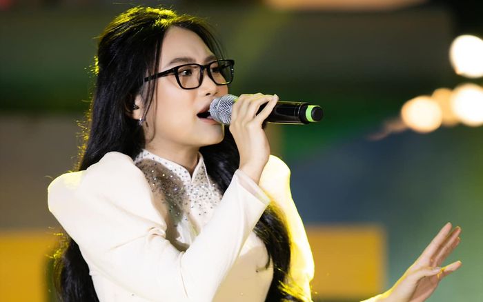 Phương Mỹ Chi từ góc quay của khán giả: 'Cô bé dân ca' ngày nào nay đã lột xác khó tin