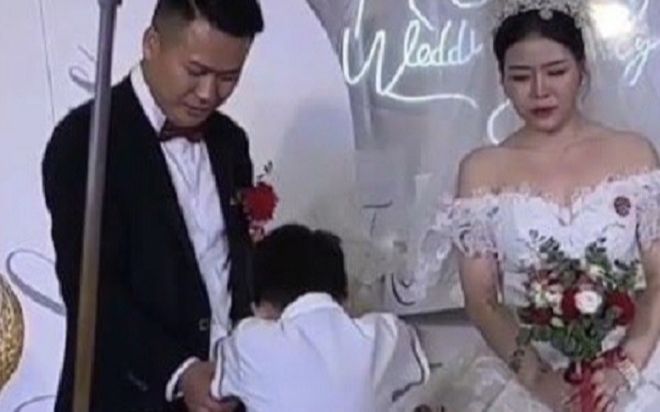 Mẹ đi bước nữa, bé trai gào khóc ôm chân cha dượng xin được sống cùng nhưng hiện thực chua chát