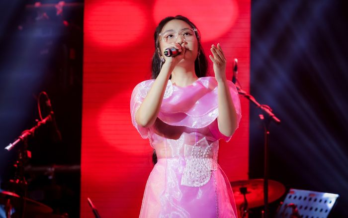 Mang ca khúc hot TikTok lên sân khấu biểu diễn, dân mạng nói gì về giọng hát của Phương Mỹ Chi?