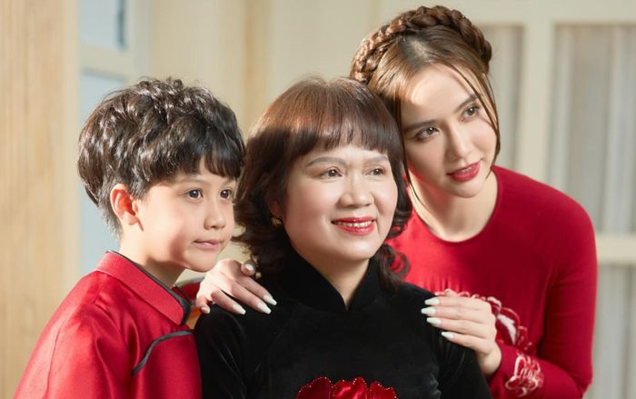 Ba thế hệ gia đình Huyền Lizzie: Diện áo dài rực rỡ, nở nụ cười đầy hạnh phúc