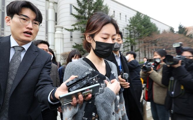 Kim Sae Ron phờ phạc khi có mặt tại phiên toà đầu tiên hậu bê bối đời tư