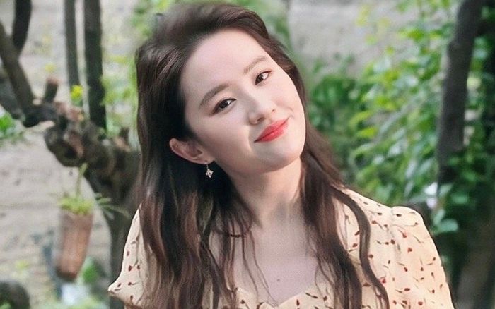 Lưu Diệc Phi khiến fan cười ngất vì cách selfie khác lạ, không ngại đọ sắc với đàn em kém 20 tuổi