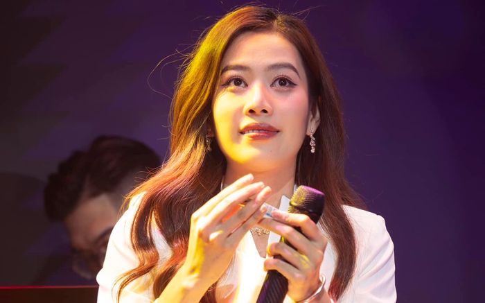 Bị 'người đặc biệt' lên sân khấu giành micro để hát, phản ứng của Nam Em khiến ai cũng bất ngờ