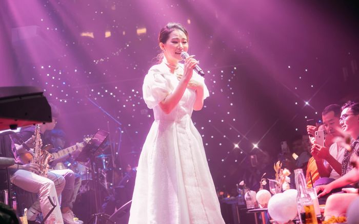 Lương Bích Hữu gây chú ý khi diện đầm che bụng hát nhạc xập xình trên sân khấu