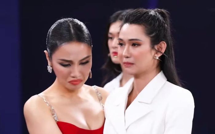 Á hậu Thủy Tiên bật khóc sau khi loại 'ngựa chiến' team Quỳnh Châu