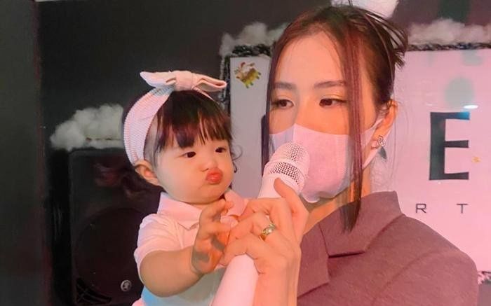 Được yêu cầu hát hò, con gái Đông Nhi yêu cầu phải có sân khấu mới chịu khoe giọng