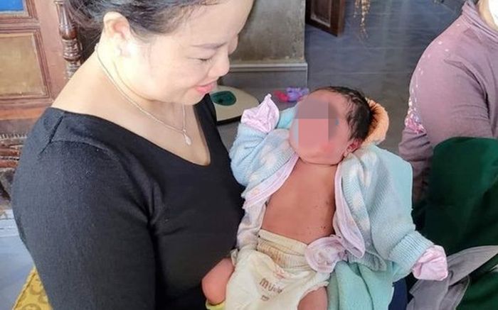 Xót xa bé trai sơ sinh bị bỏ rơi ở bụi tre, may mắn được người dân phát hiện kịp thời