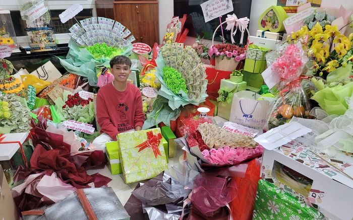 Lâu lâu lộ diện, Hồ Văn Cường gây xôn xao khi ngồi giữa đống tiền, quà lấp kín cả căn phòng