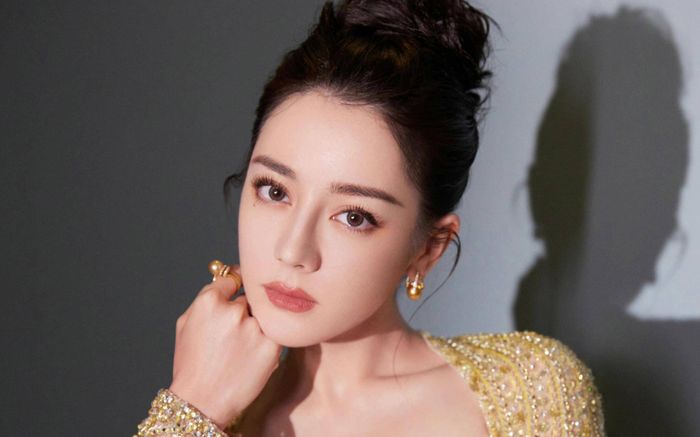 Loạt khoảnh khắc chứng minh Địch Lệ Nhiệt Ba chỉ đẹp khi đứng một mình, lại còn bị một sao nam lấn lướt
