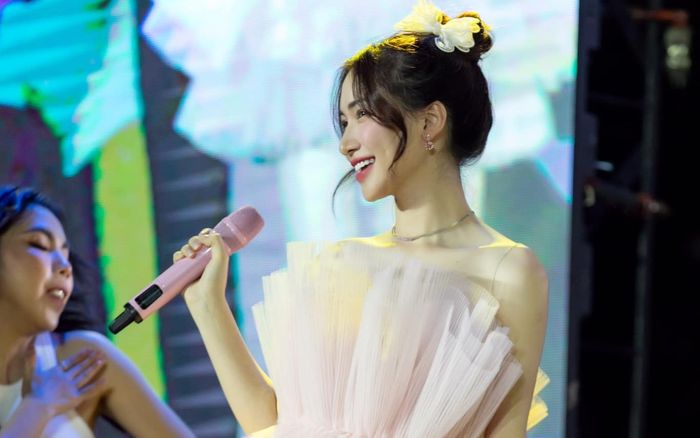 Hòa Minzy khoe nhan sắc lung linh trên sân khấu, dân mạng choáng trước 'đôi cà kheo' của nữ ca sĩ