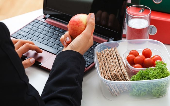 Top 3 món ăn vặt nạp năng lượng mà không lo tăng cân cho chị em văn phòng