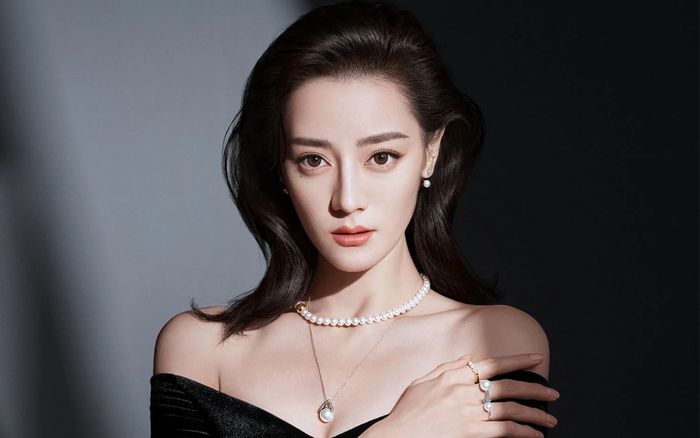 Địch Lệ Nhiệt Ba nhận chỉ trích từ dân mạng khi lên tiếng trước nghi vấn mang thai