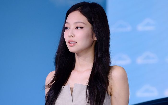 Jennie bị tốc váy 'toang hoác' trên sân khấu, khán giả ngồi dưới cười nắc nẻ