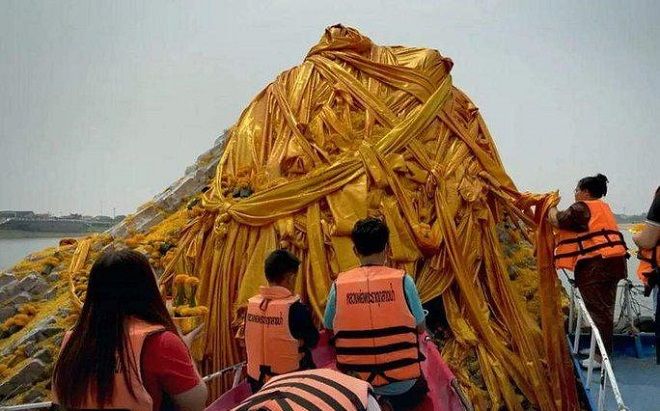 Nước sông Mê Kông xuống thấp 'bất ngờ' làm bảo tháp 700 năm tuổi lộ ra giữa dòng