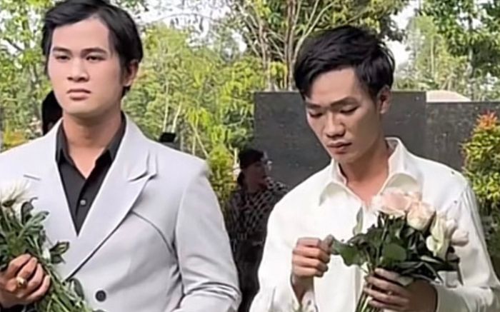 Hai nam ca sĩ gây tranh cãi khi thể hiện ca khúc trước mộ phần NSƯT Vũ Linh