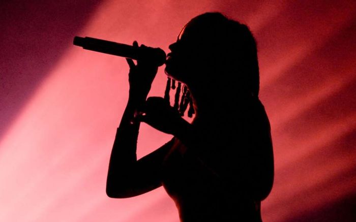 Nữ ca sĩ trẻ đang nổi đình đám bất ngờ thông báo bị mù 1 mắt: 'Không thể nhìn thấy gì'