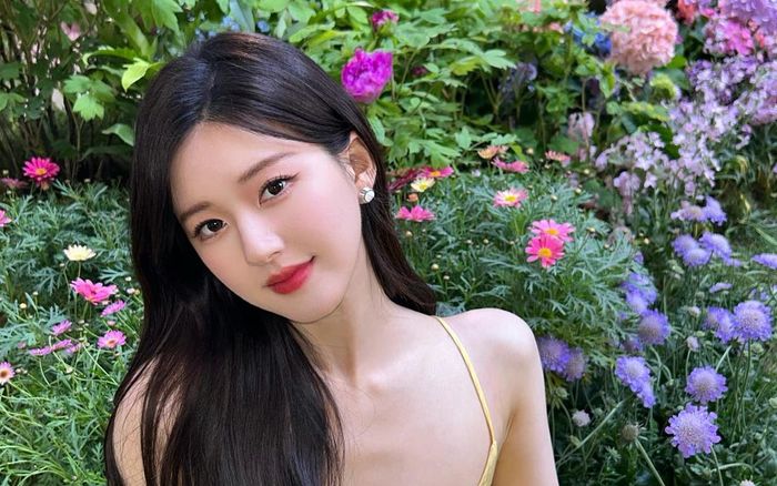 Phản ứng 'dở khóc dở cười' của Triệu Lộ Tư khi bị fan bắt gặp ở chốn đông người