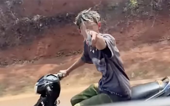 'Trẻ trâu đầu 2 thứ tóc' chạy xe máy giương mã tấu đe dọa khách và cái kết