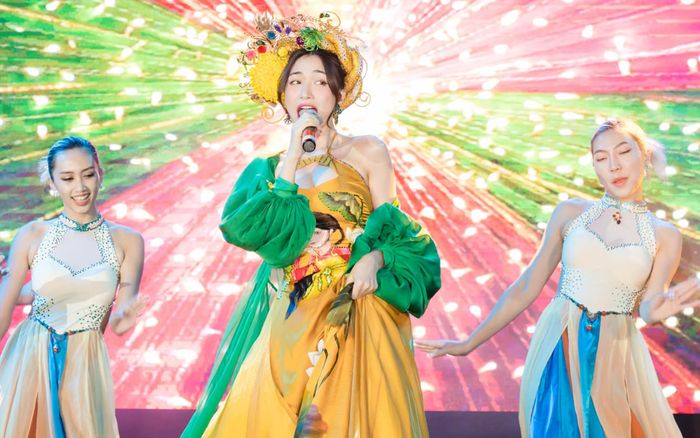 Hòa Minzy đưa micro nhờ khán giả hát giúp ca khúc mới, cái kết khiến ai cũng phải 'nổi da gà'