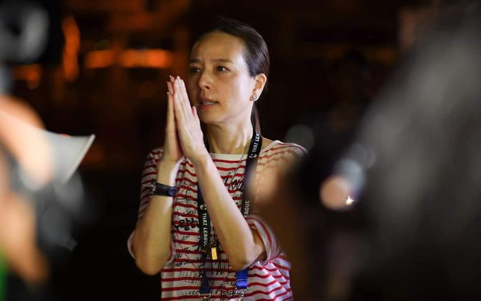 Madam Pang khóc xin lỗi khán giả trong bóng tối và nghệ thuật kiếm tiền của Thai League