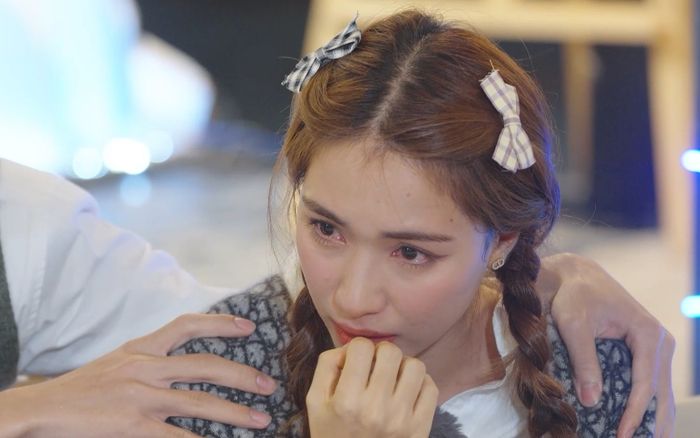 Hòa Minzy bật khóc nức nở, tiết lộ tình trạng báo động về tâm lý lẫn sức khỏe