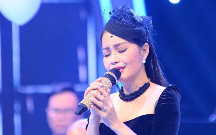 Dân mạng bồi hồi khi nghe Cẩm Ly hát lại ca khúc thập niên 2000, bất ngờ bị 'bóc mẽ' thói quen kì lạ