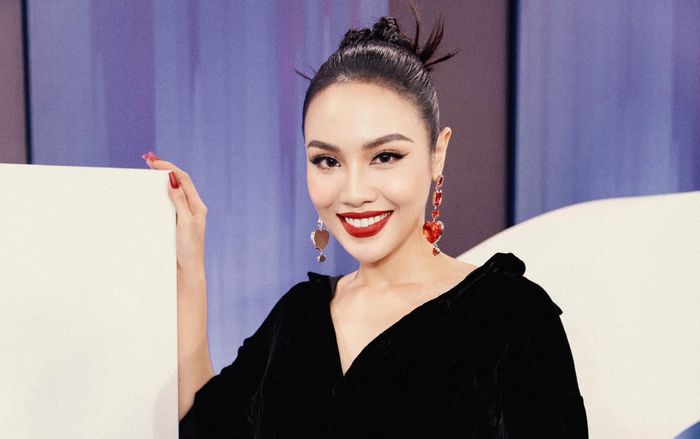 Á hậu Thuỷ Tiên tự nhận 'như múa lân' dù bị stylist lựa đồ một cách khó hiểu