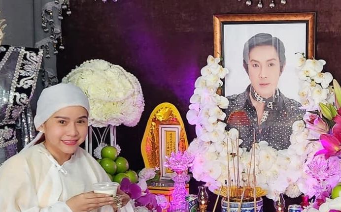 Nghệ sĩ Bình Tinh lên tiếng bị chỉ trích cười khi chụp ảnh trong tang lễ NSƯT Vũ Linh