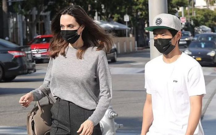 Con trai nuôi gốc Việt của Angelina Jolie tự tin khoe cơ bụng 6 múi ở chốn đông người