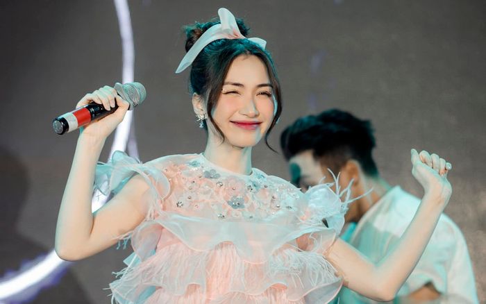 Hòa Minzy đầy ngọt ngào hát nhạc xập xình trên sân khấu: Khó tin trước nhan sắc 'mẹ 1 con'
