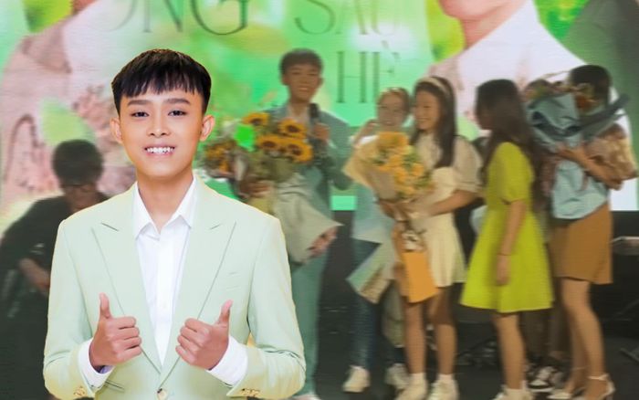 Được fan nữ lên sân khấu tặng hoa, Hồ Văn Cường ngại ngùng khi bị khán giả liên tục 'đẩy thuyền'