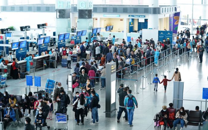 Hành khách bất ngờ thoát y ngay khi máy bay hạ cánh xuống sân bay Nội Bài