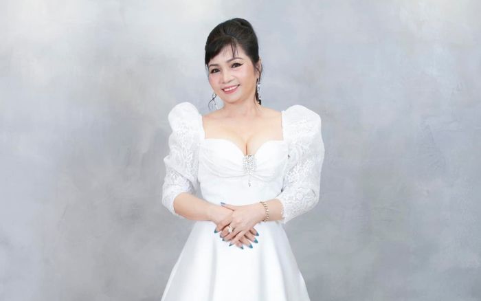 Nhan sắc trẻ trung của mẹ chồng Khánh Thi