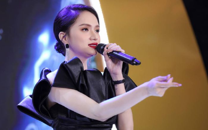 Dân mạng bất ngờ 'quay xe' ủng hộ Hương Giang giữa lúc bị chê bai giọng hát