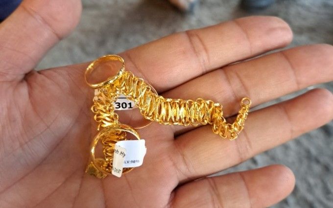 Nhà máy huy động nhân viên bới 20 tấn rác để tìm 6,5 chỉ vàng cho người dân