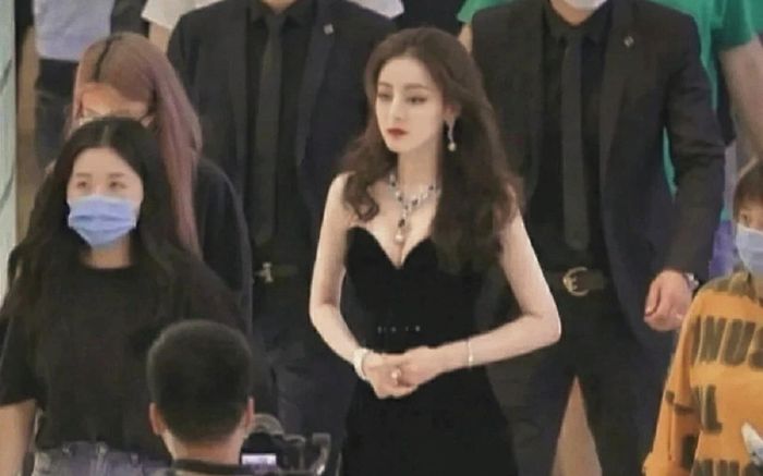 So kè khí chất minh tinh của dàn sao Hoa ngữ: Địch Lệ Nhiệt Ba đúng chuẩn 'hạc giữa bầy gà'