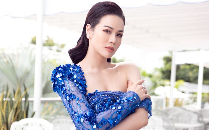 Nhật Kim Anh lên tiếng về lùm xùm Hương Giang chen lấn thảm đỏ