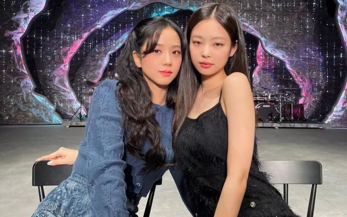 Nhận nhiệm vụ từ người đặc biệt: Jennie bất ngờ 'nhéo' mặt Jisoo trên sân khấu