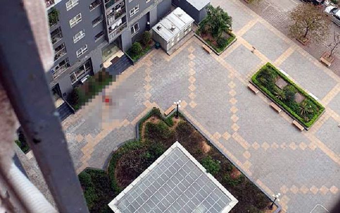 Nghe tiếng động mạnh dưới khu vực sân chơi tòa nhà, người dân chạy đến xem liền phát hiện cảnh kinh hoàng