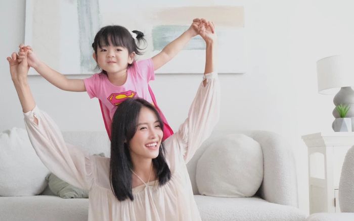 Trương Mỹ Nhân nhớ lại khoảnh khắc 'đau muốn bẻ cong thanh sắt' khi sinh con gái