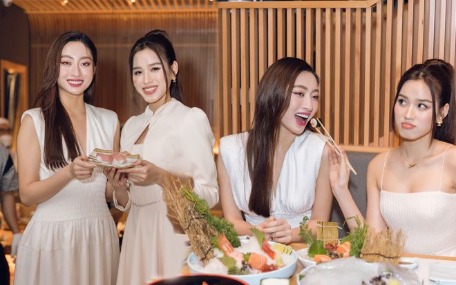 Nàng Hậu Lương Thùy Linh và Đỗ Thị Hà cùng trổ tài làm món Nhật, tự làm sushi cá ngừ liệu có khó?