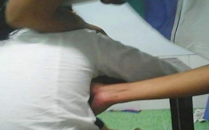 Nhắn nữ sinh qua nhà riêng lấy đề thi, thầy giáo bị tố có hành vi không thể chấp nhận được