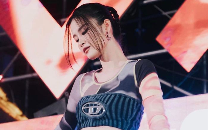 Lâu ngày mới chạy show ca hát, Đông Nhi bị 'ghẻ lạnh' giữa ngàn khán giả