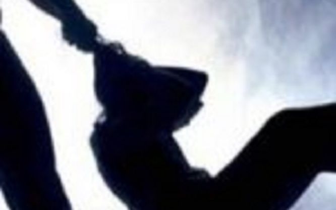 Háo hức gặp bạn quen qua mạng ở sau gara ôtô, thanh niên ngớ người khi biết mình bị đưa vào tròng