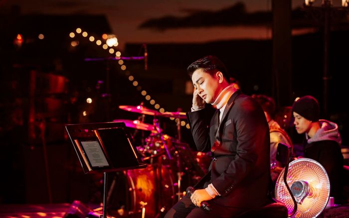 Hoài Lâm 'cứa tim' người nghe khi hát bolero, bất ngờ bị chê trách: 'Sao không đứng dậy hát'?