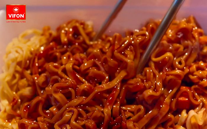 Cứ nghe mùi mì xào thì dù bình tĩnh đến mấy mắt bạn cũng tìm đến khay mì. Ủa muốn tui sống sao?